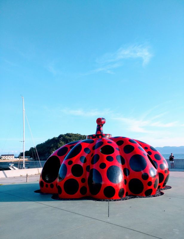 直島 草間彌生作　真っ赤な『南瓜