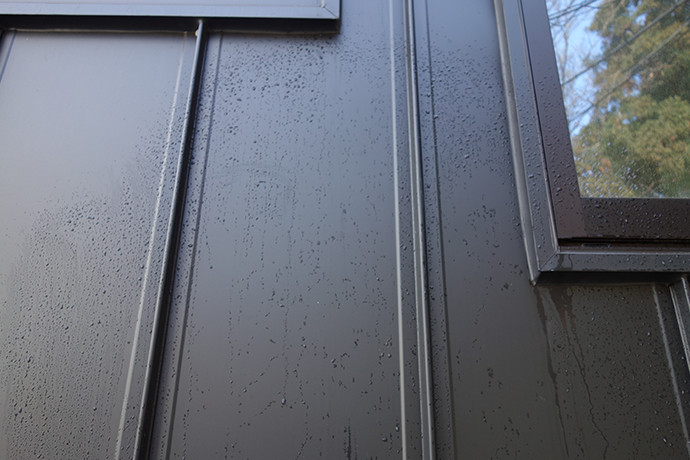 ゼロキューブ(ZERO-CUBE)のガルバリム鋼板の外壁を水で洗い流した後の写真