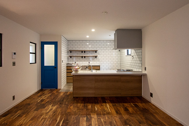 ゼロキューブ(ZERO-CUBE)施工事例 ミモザの無垢フローリングに青の建具