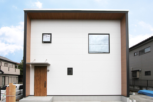 ゼロキューブ(ZERO-CUBE)施工事例 外観を白と木目の軒にアレンジ